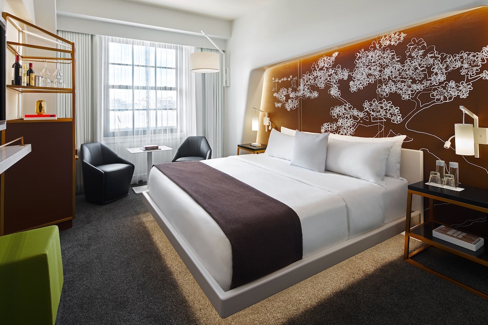 PREMIER, DELUXE, KING BED, MONUMENT VIEW
