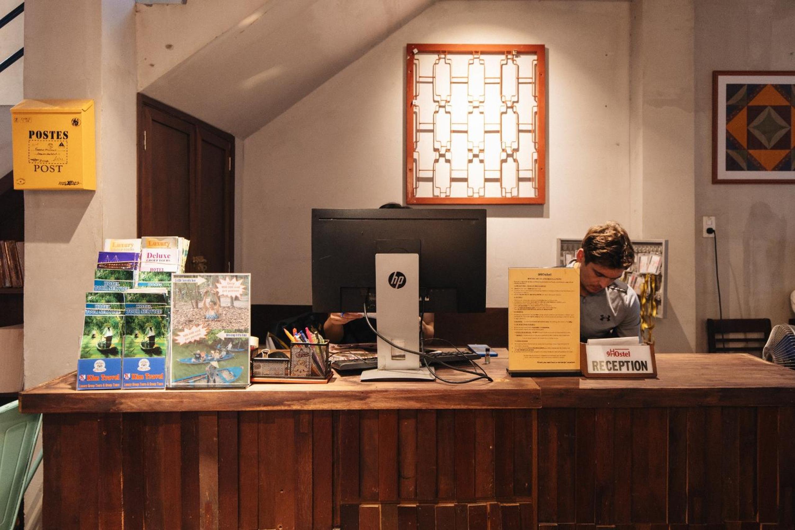 9 Hostel And Bar 11/63