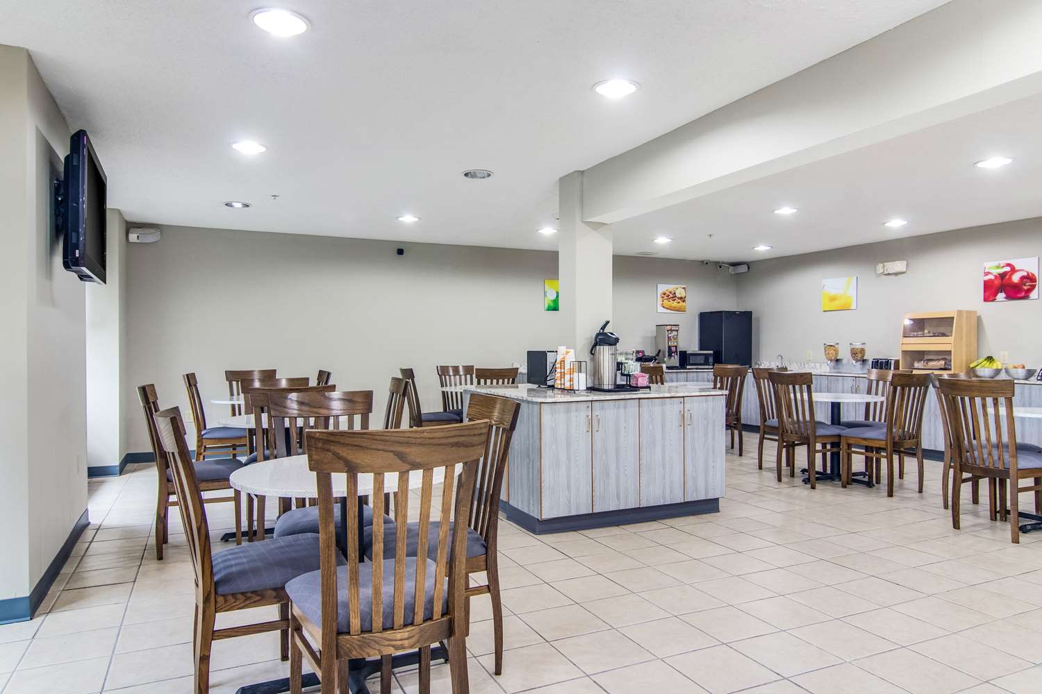 Quality Inn & Suites Grove City-Outlet Mall 5/10