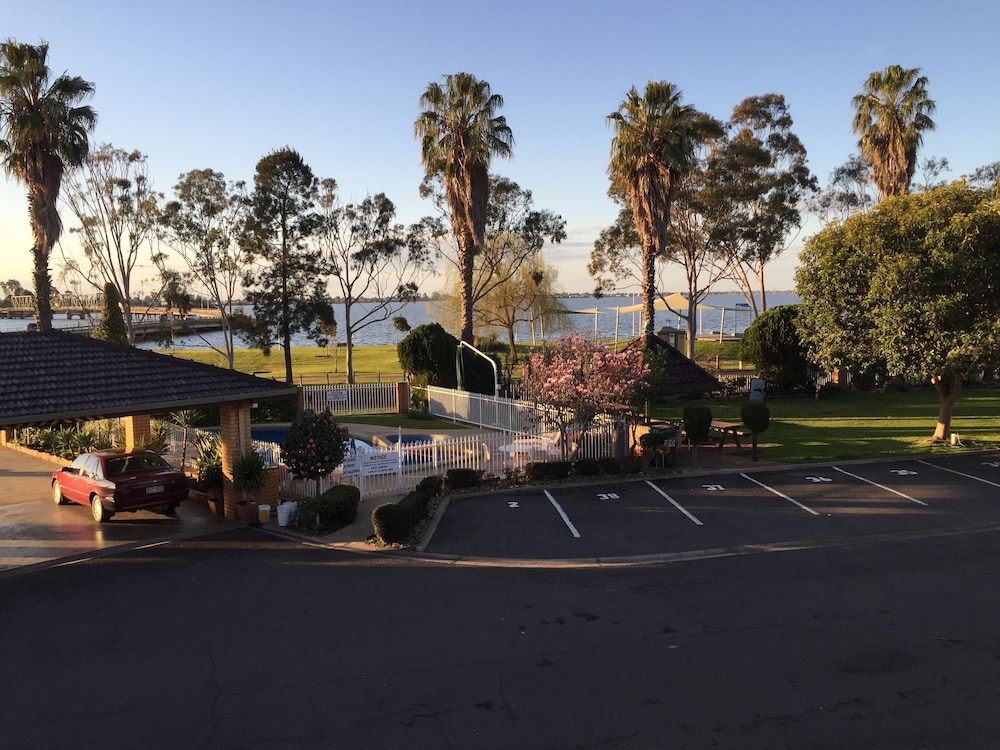 Lakeview Motel 50/60