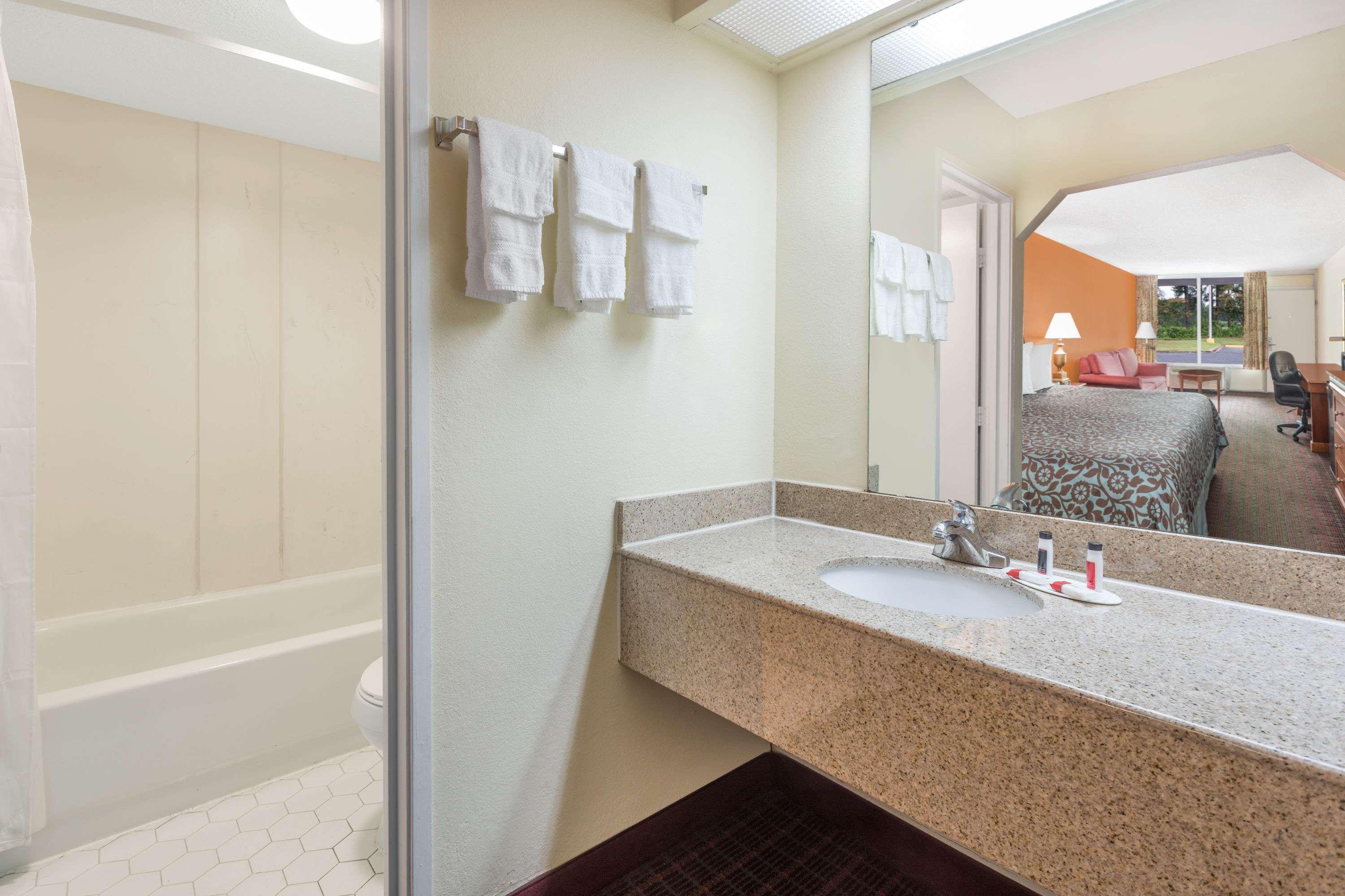 Days Inn By Wyndham Orangeburg South 16/17