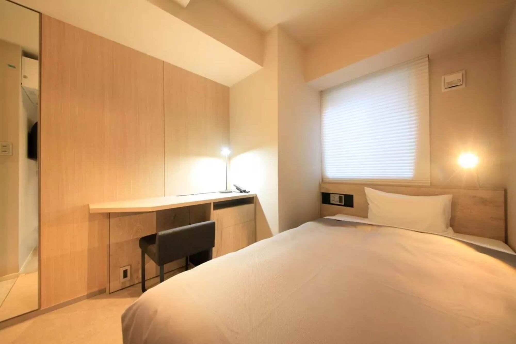ROOM, SINGLE, CORNER