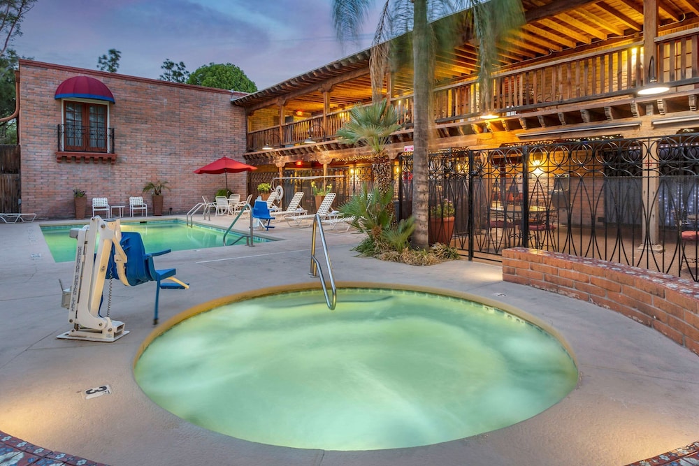 Comfort Suites Tucson near Sabino Canyon 13/47