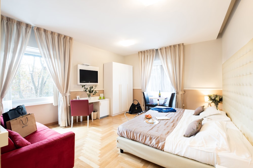 DELUXE, DOUBLE BED, RIVER VIEW