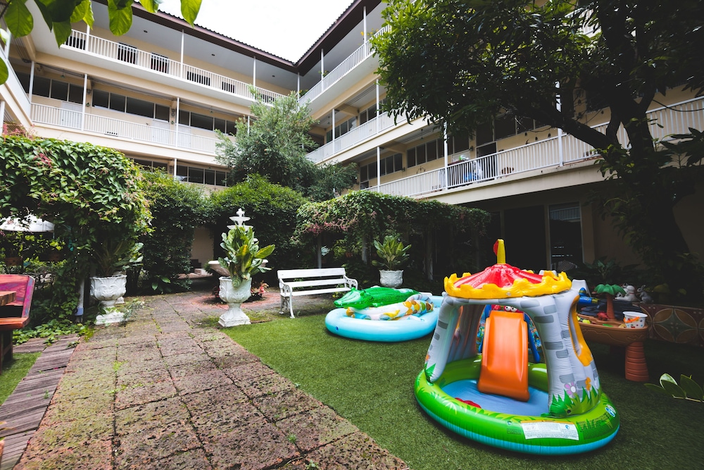 Feung Nakorn Balcony Rooms Cafe 70/79