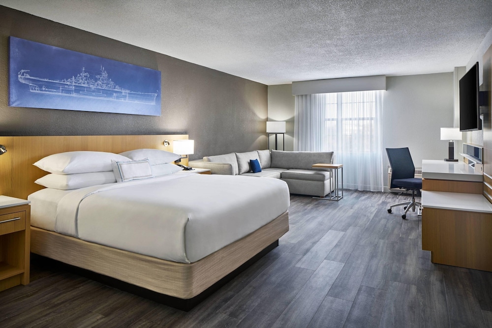 JUNIOR SUITE, KING BED, SOFA