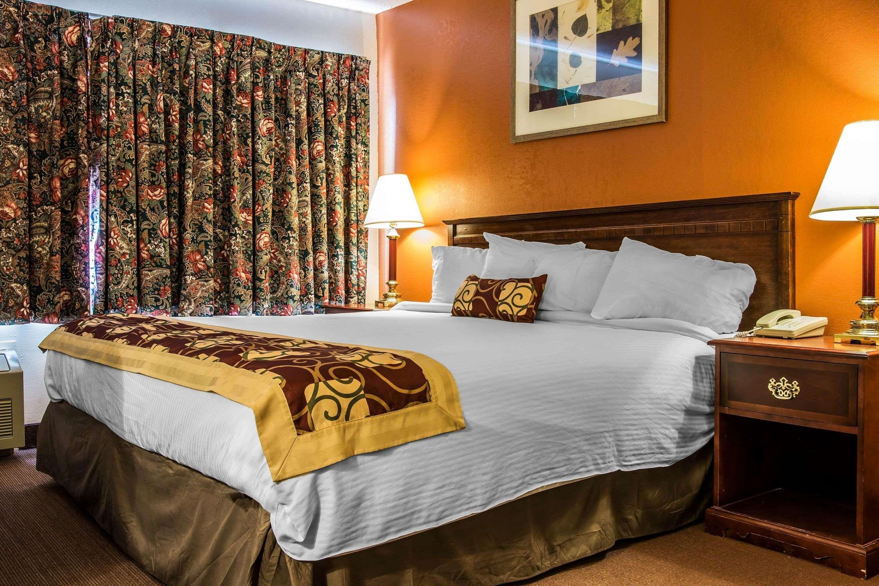جناح بسرير كينج، Rodeway Inn Muskegon Airport MI 3/5