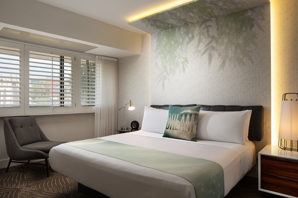 Studio, King Bed, Accessible