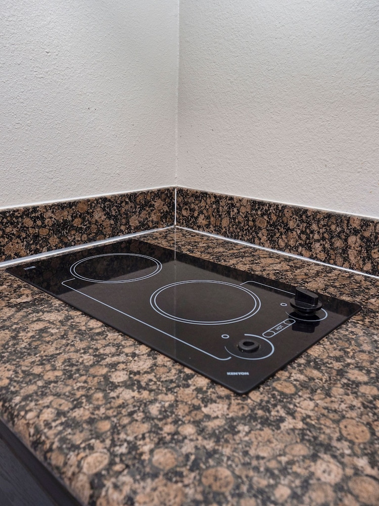 Rodeo Lodge (ex Americas Best Value Inn and Suites-Clovis/Fresno) 37/59