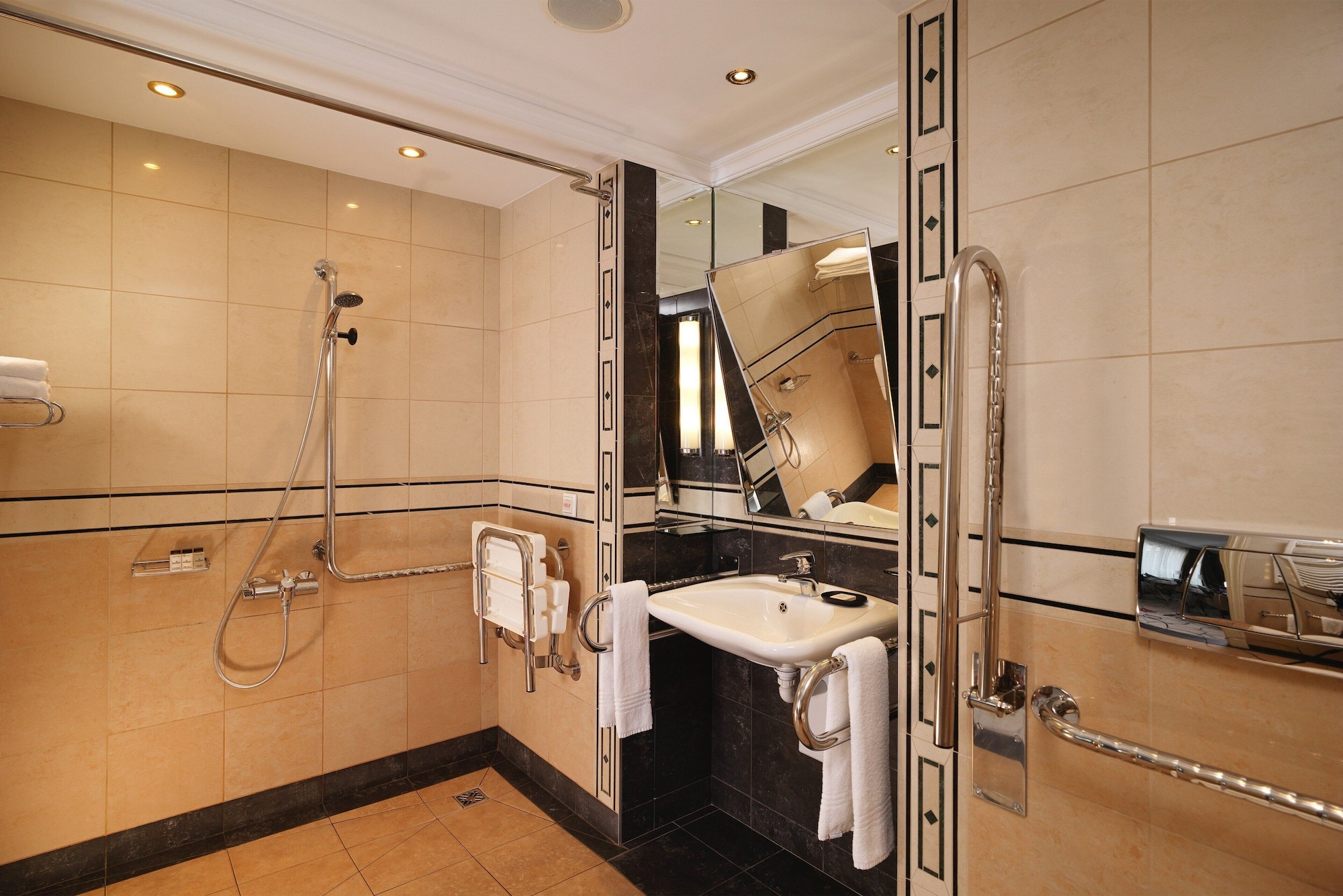 غرفة بريميوم بسرير كينج، Sheraton Grand Warsaw 6/6