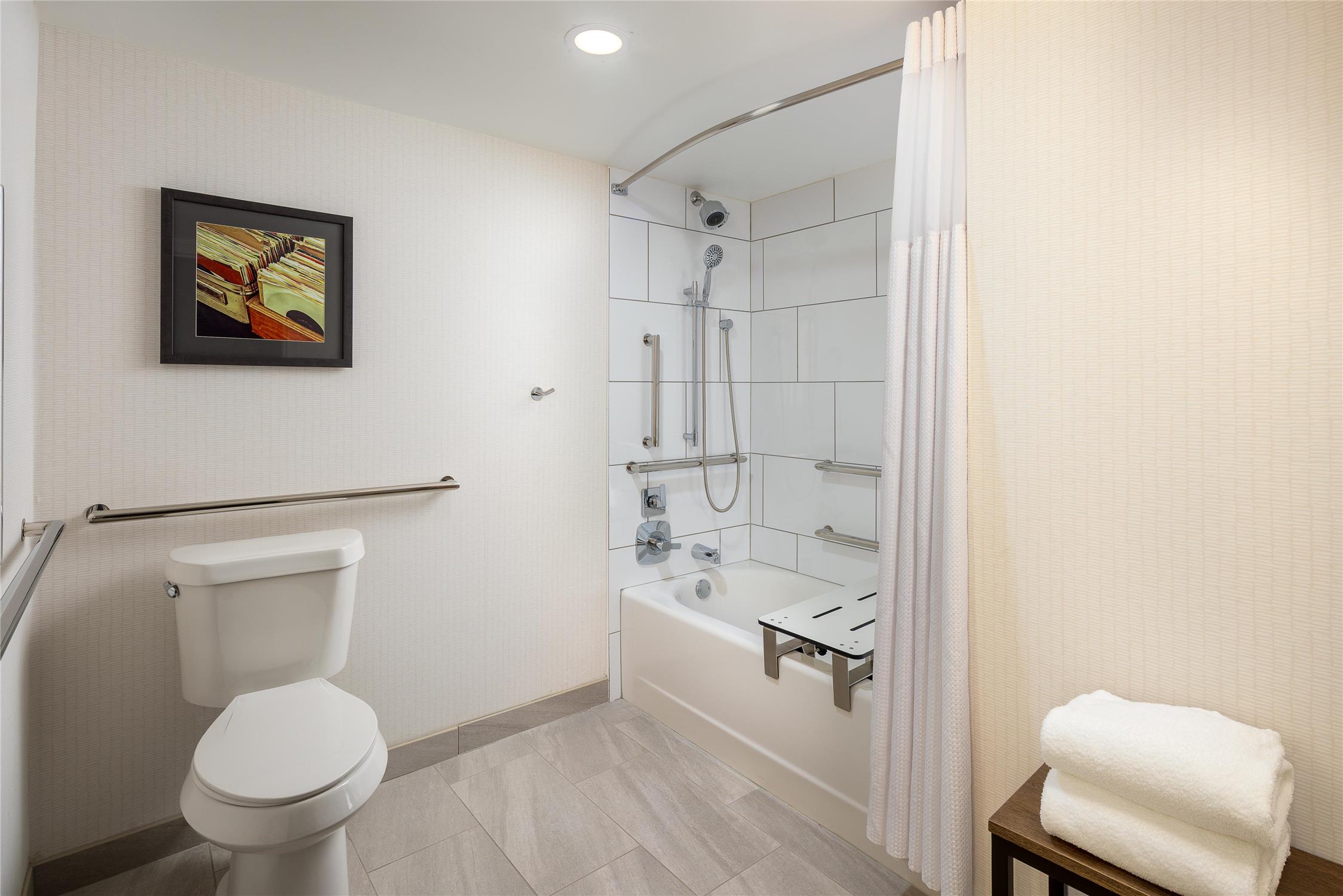 غرفة بسرير كينج بحوض استحمام لذوي الإعاقة، Doubletree By Hilton Hotel Jackson 6/7