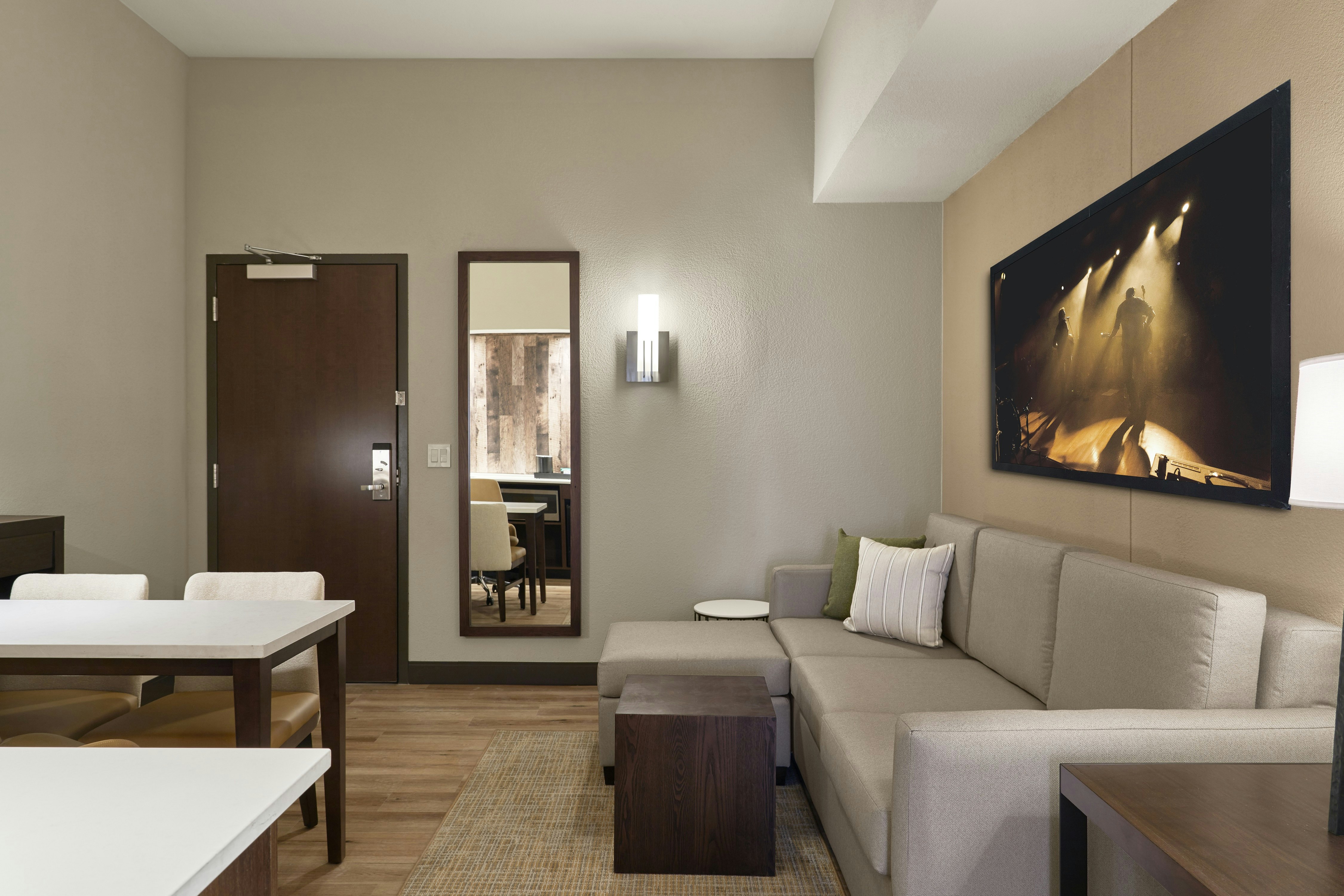 SUITE, KING BED, SKYLINE VIEW