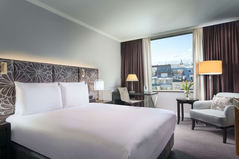 DELUXE, KING BED