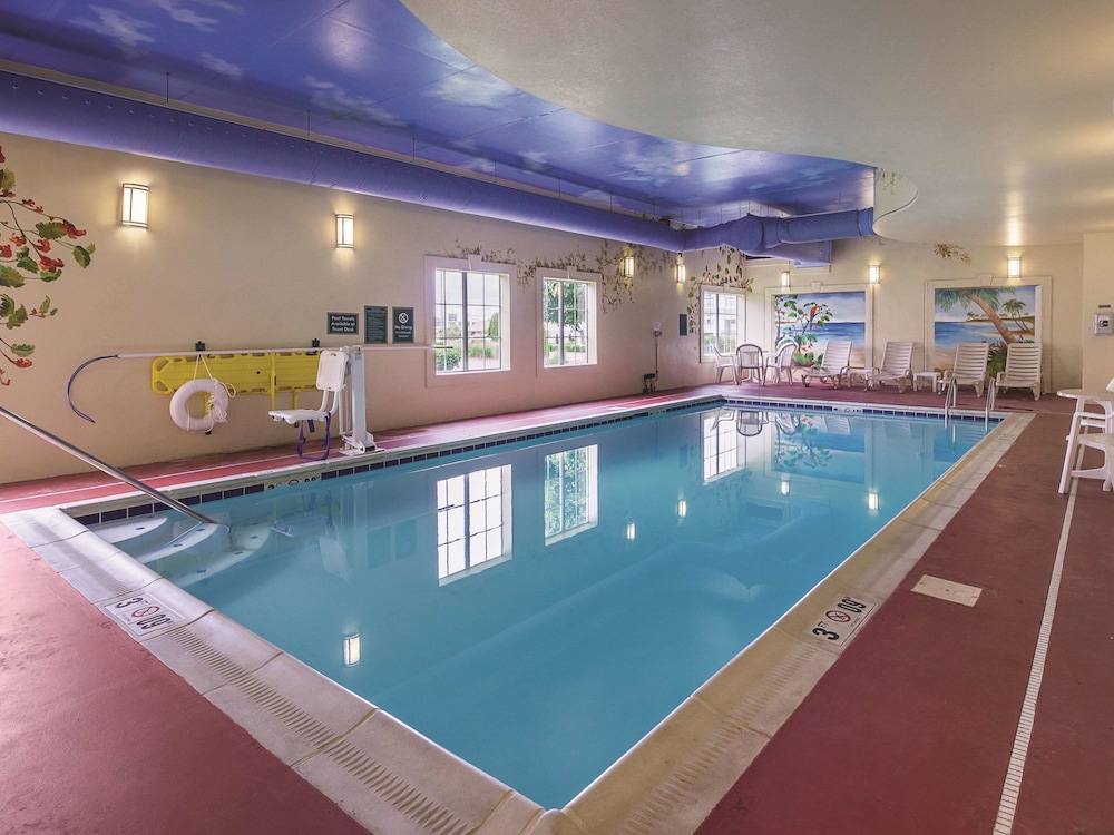 La Quinta Inn & Suites by Wyndham Bowling Green 1/51