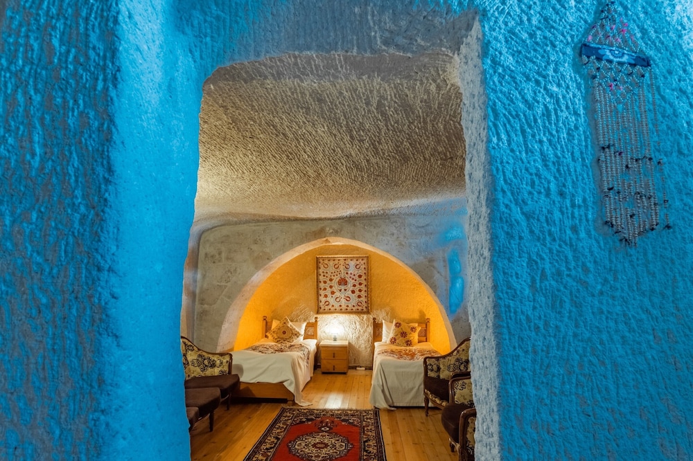 Amber Cave Suites 40/76