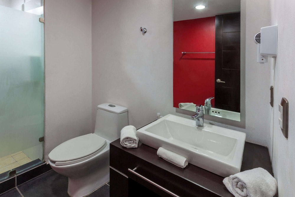 Ramada by Wyndham Acapulco Hotel and Suites 57/61