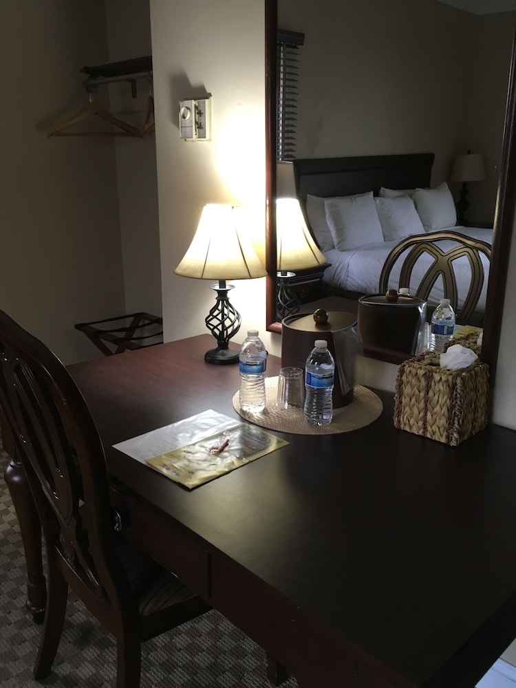 Colts Neck Inn Hotel 42/64