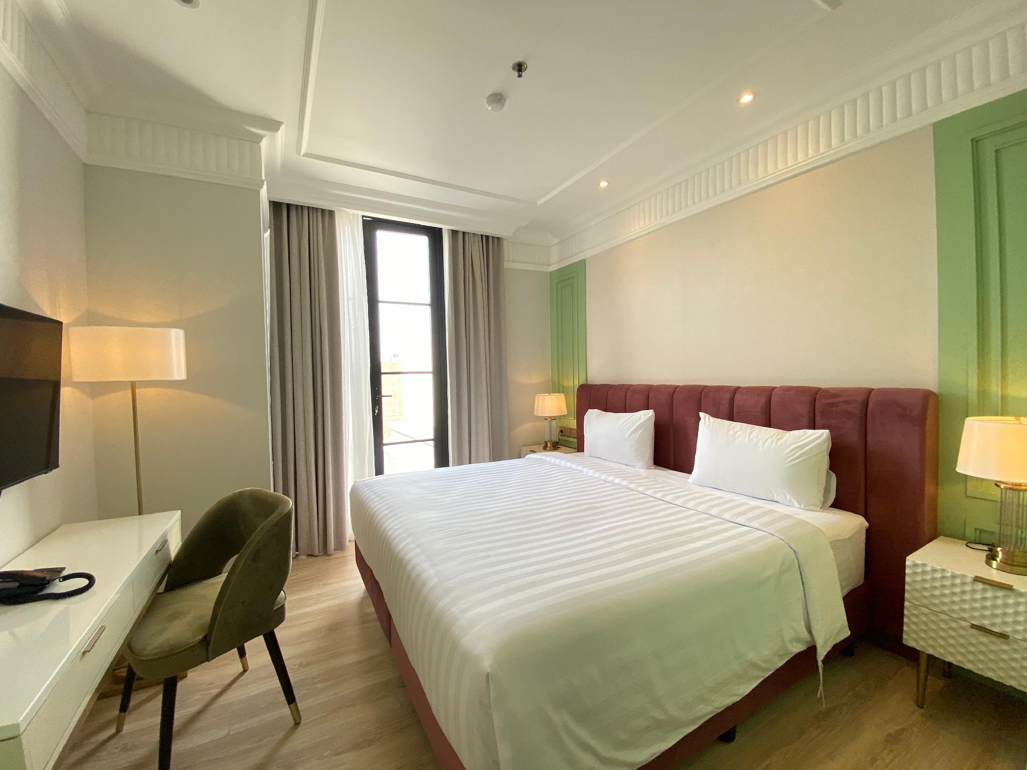 Hollywood, Superior, King Bed