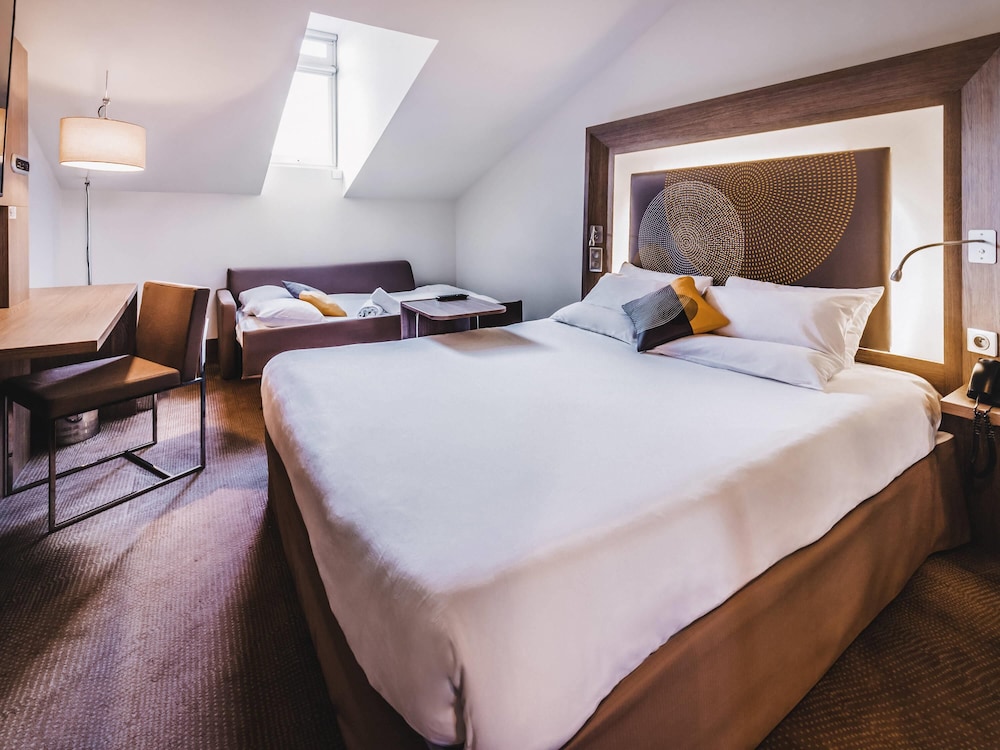 EXECUTIVE, DOUBLE BED, SOFA