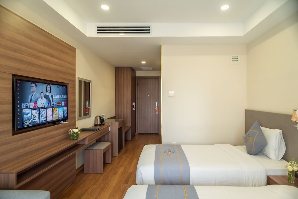 غرفة سوبيريور بسرير كينج بشرفة، Orbit Hotel 2/6