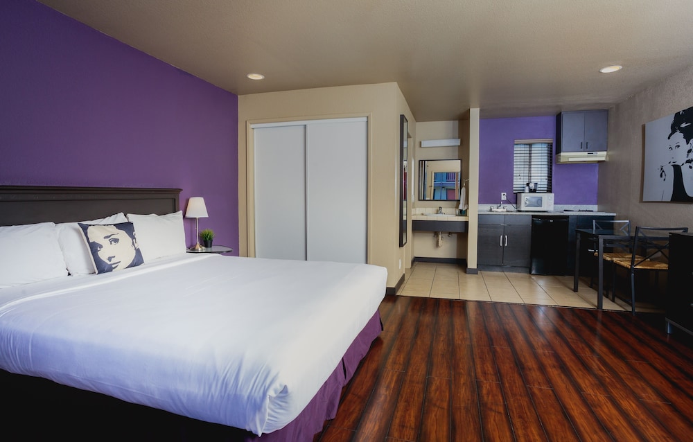Alura Inn 8/25