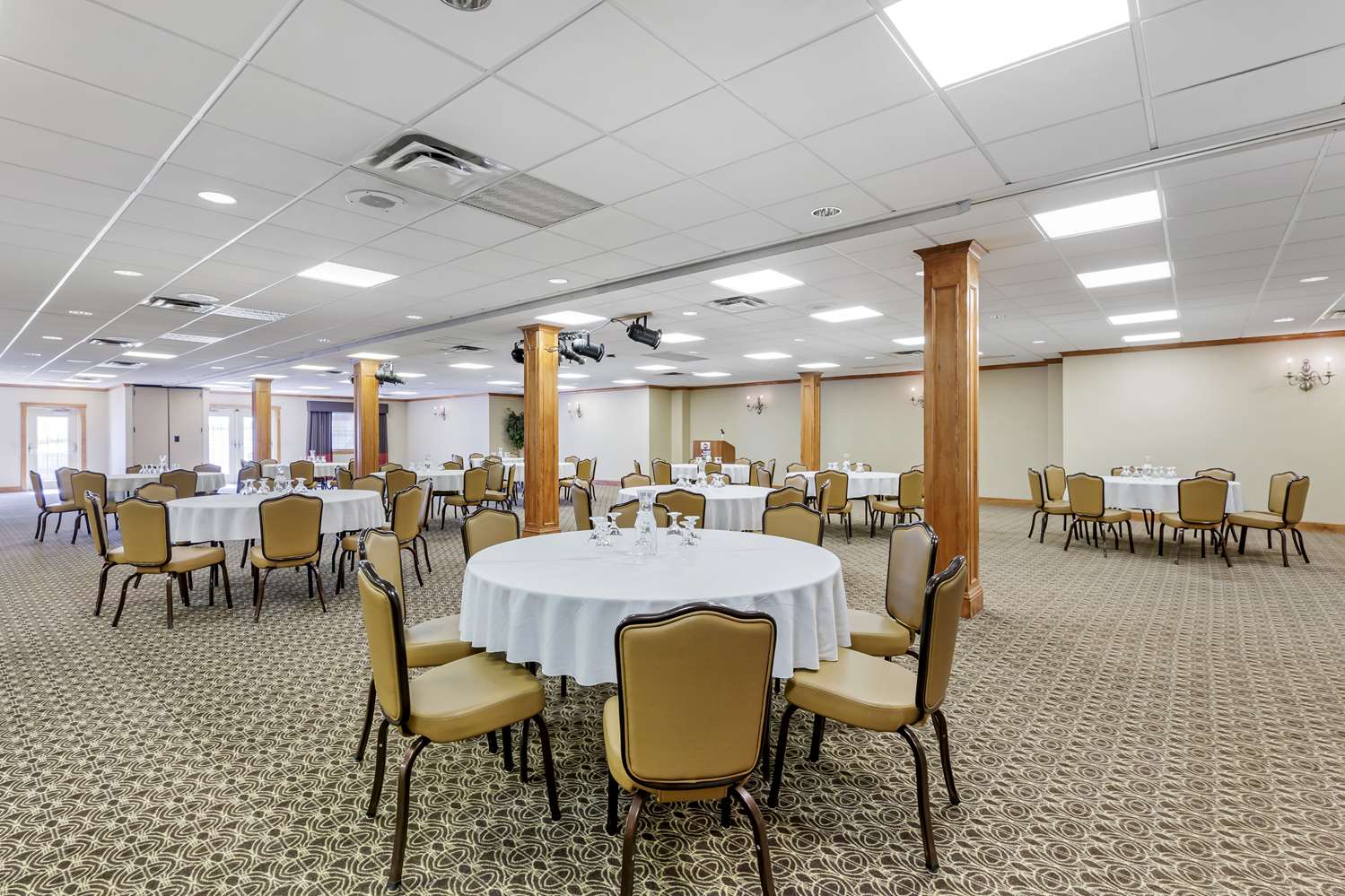 Best Western Plus Dutch Haus Inn And Suites 37/48