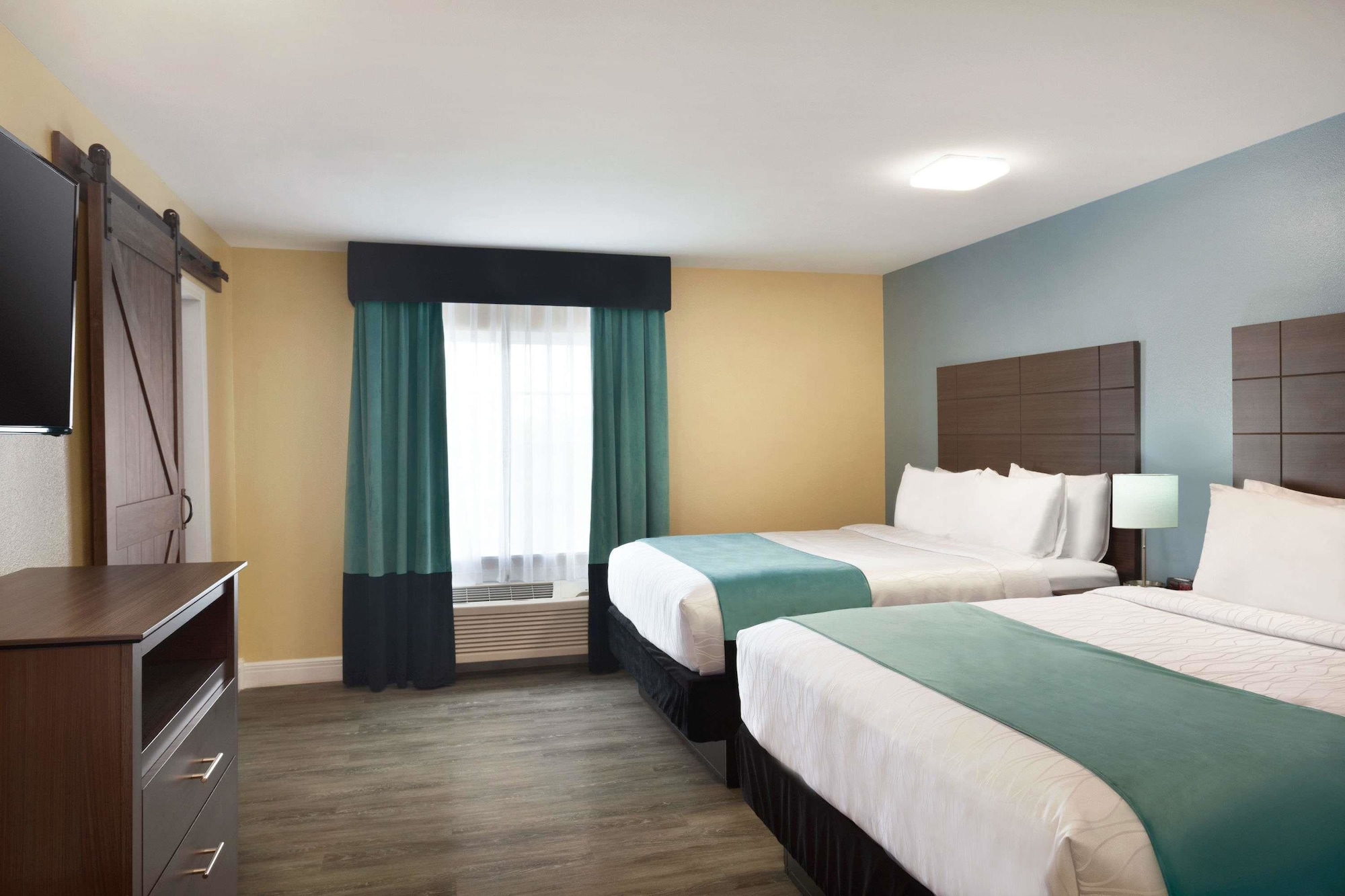 2 Rooms, Suite, 2 Queen Beds, 2 Bathrooms