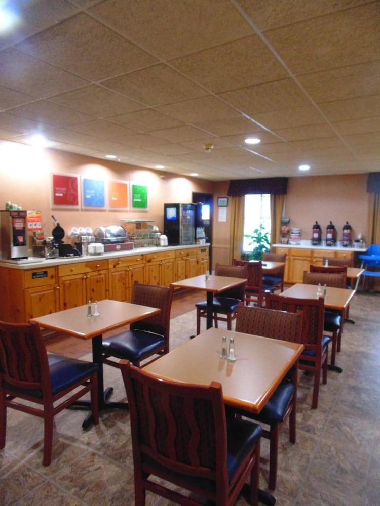 American Inn and Suites Houghton Lake 43/59