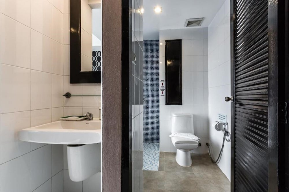 7q Patong Beach Hotel 47/49