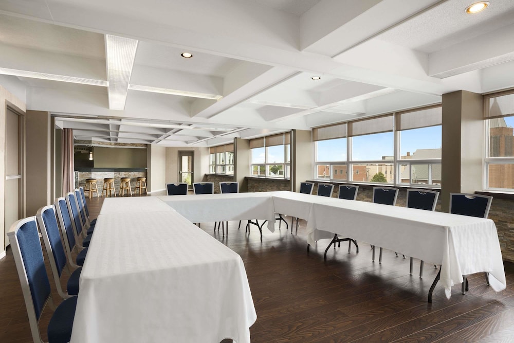 Days Inn & Suites by Wyndham North Bay Downtown 20/24