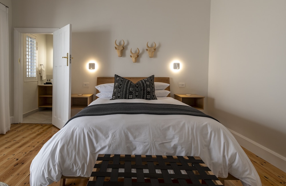 STANDARD, QUEEN BED