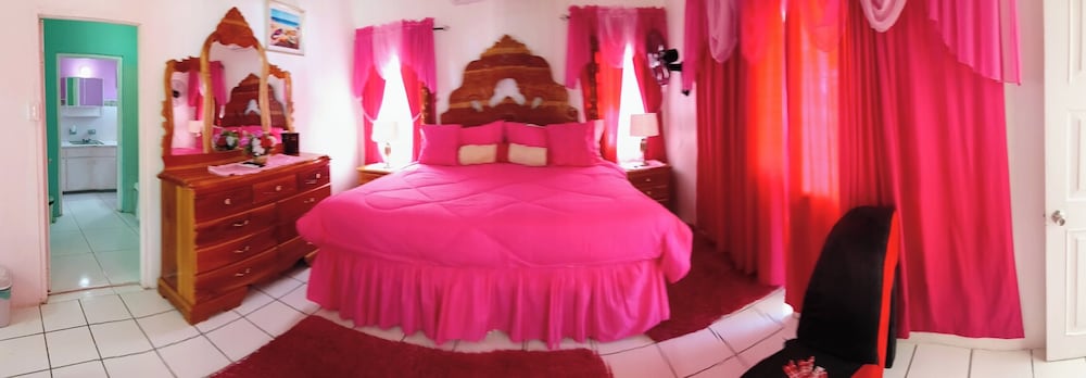 غرفة قياسية بسرير كينج بشرفة، Pinkhibiscus Guest House 7/10