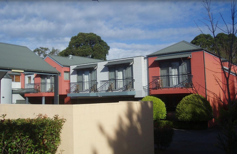 BERRY VILLAGE BOUTIQUE MOTEL 2/49