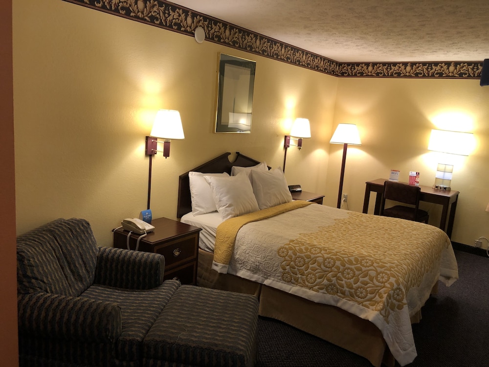 Days Inn & Suites by Wyndham Youngstown / Girard Ohio 15/39