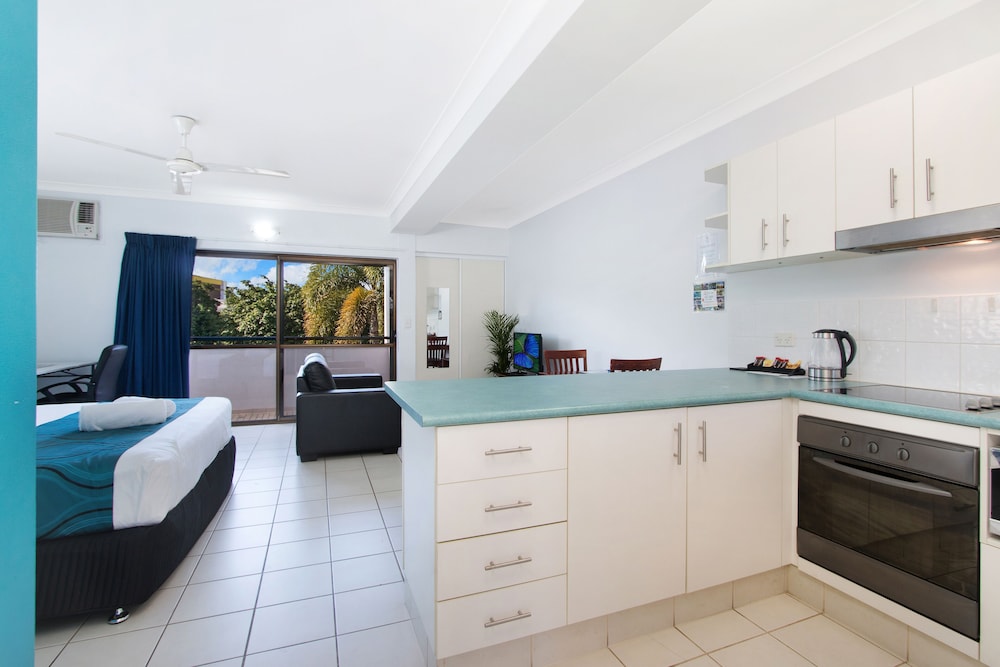 CAIRNS CITY PALMS 12/59