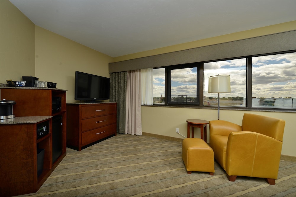 Oshkosh Waterfront Hotel & Conference Center 40/58