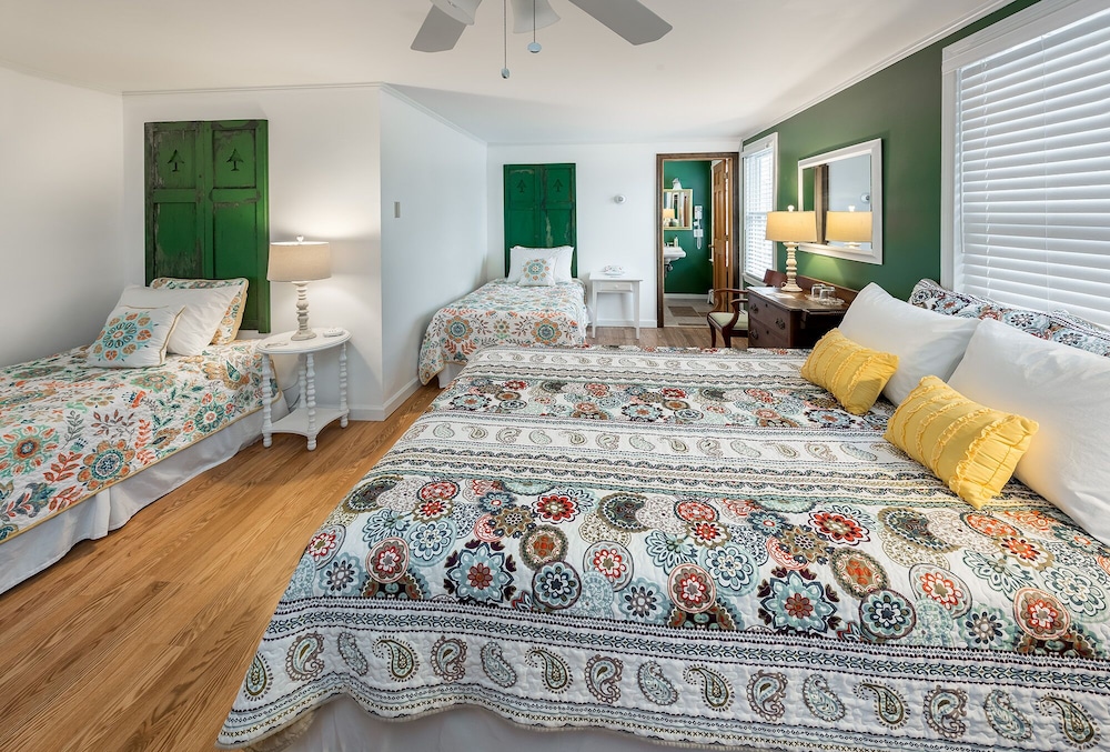 Island, Queen and Twin Beds, Private Bathroom