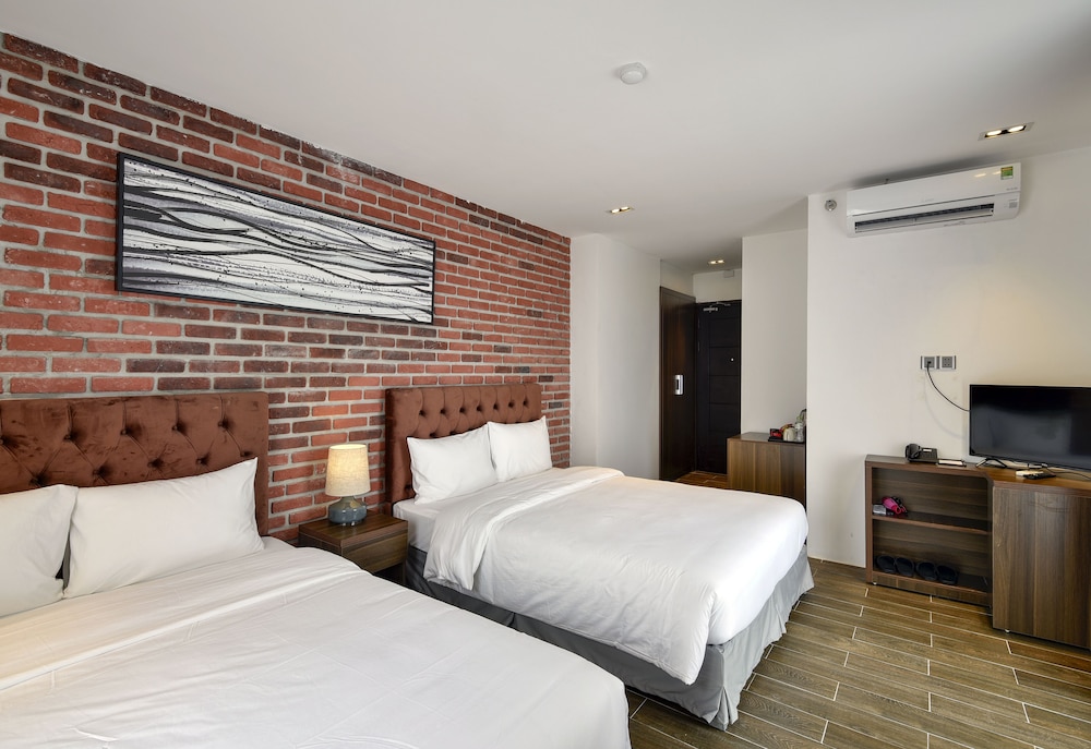 The Marron Hotel 11/50