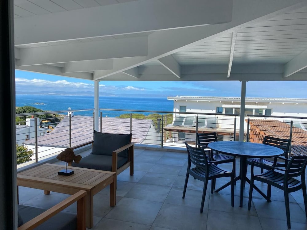 One Marine Drive Boutique Hotel 61/73