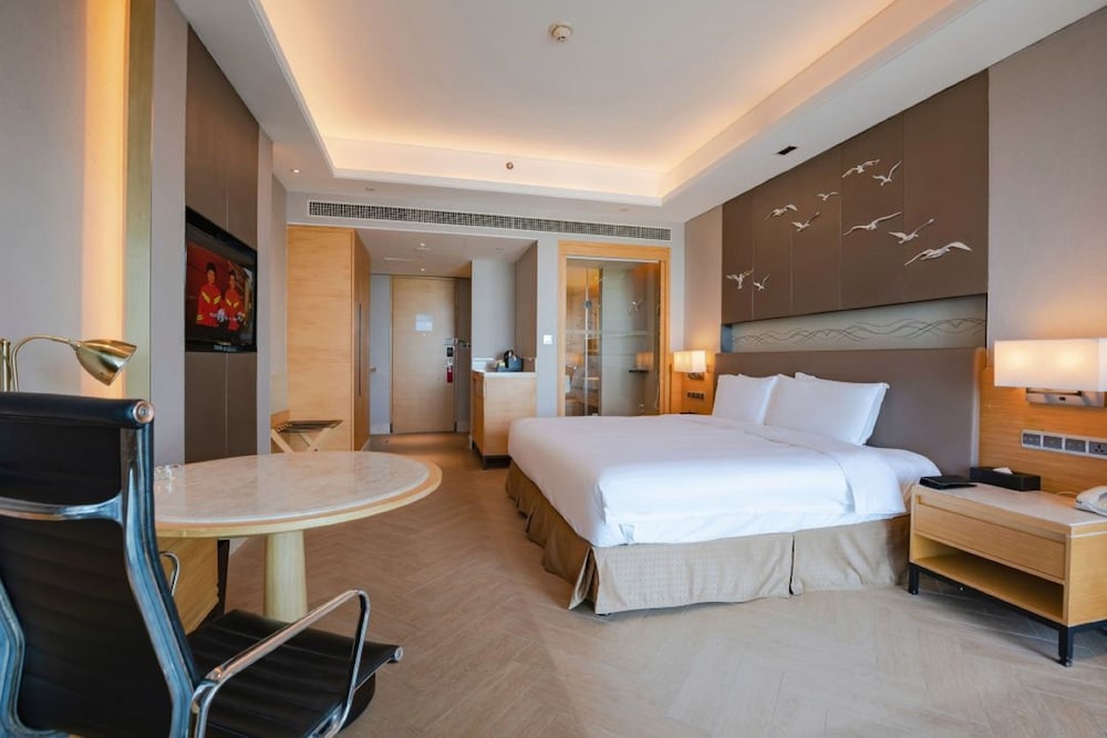 غرفة بريميوم بسرير كينج بإطلالة على البحر للمدخنين، Holiday Inn Haikou West Coast 3/5