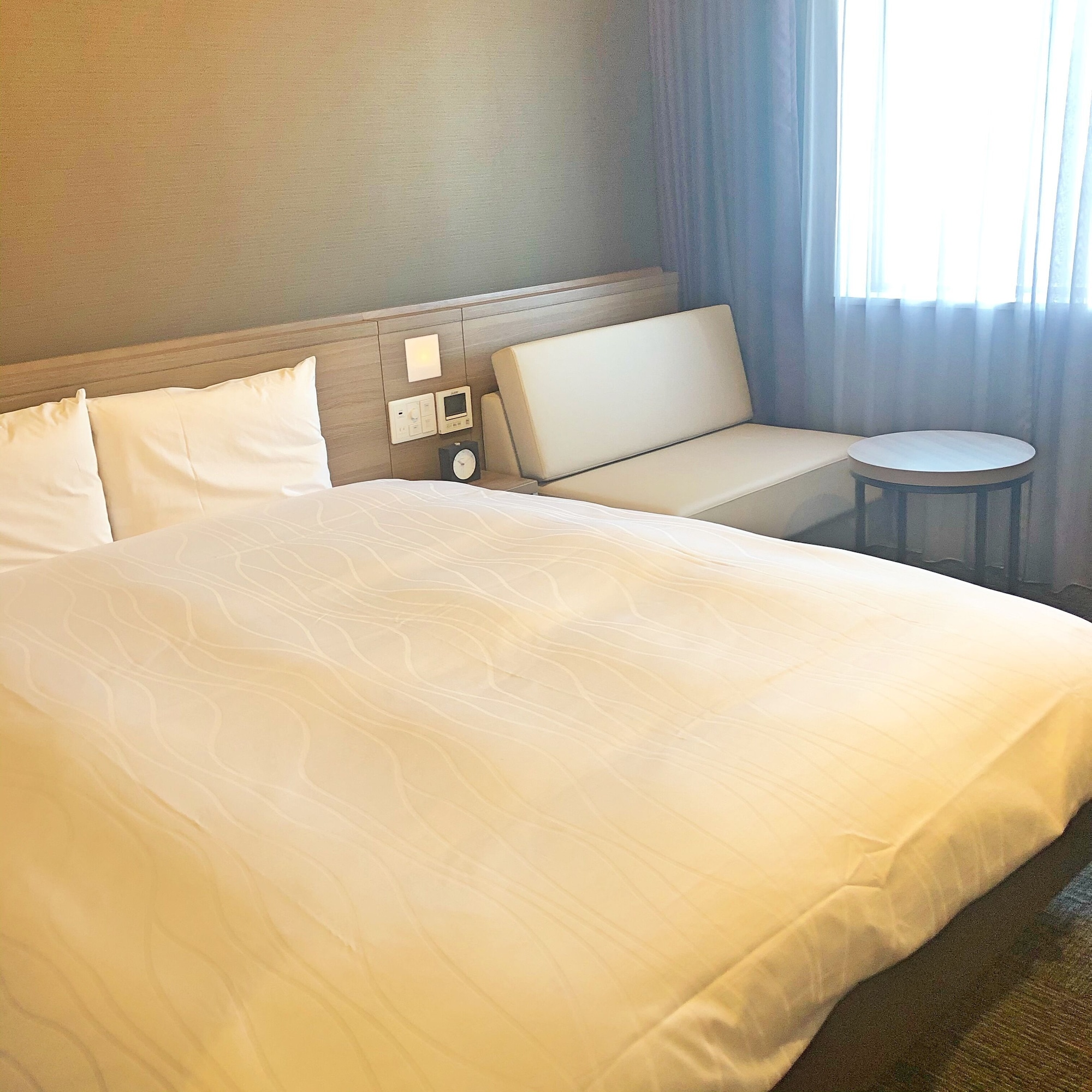 Moderate, Queen Bed