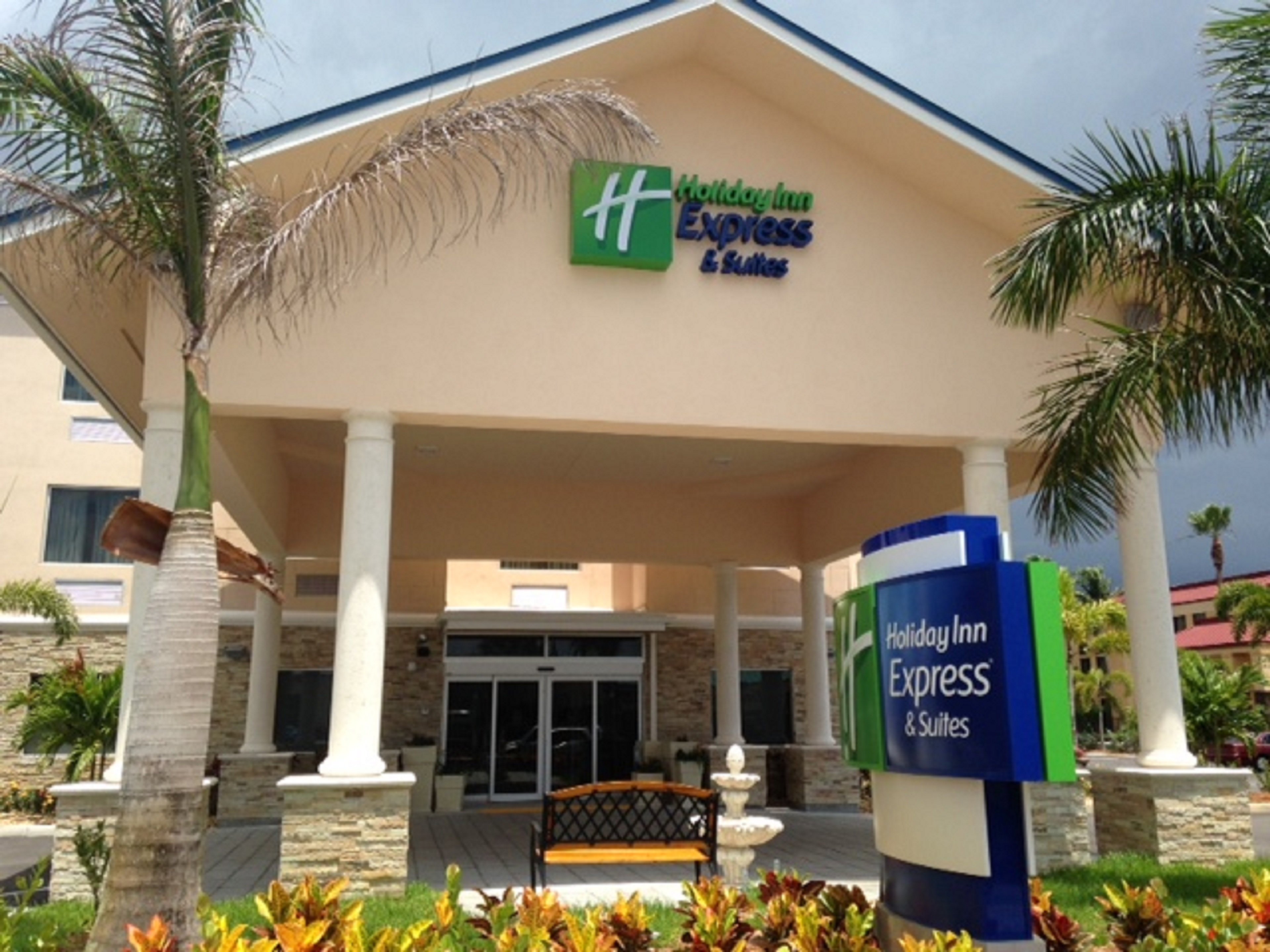 Holiday Inn Express Suites Lantana 3/57