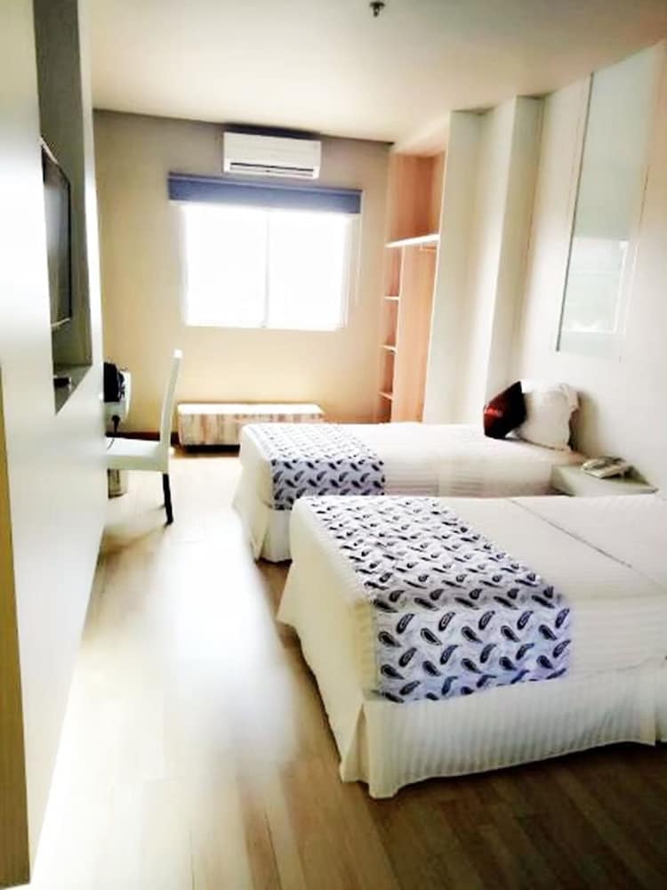 DELUXE, TWIN BEDS