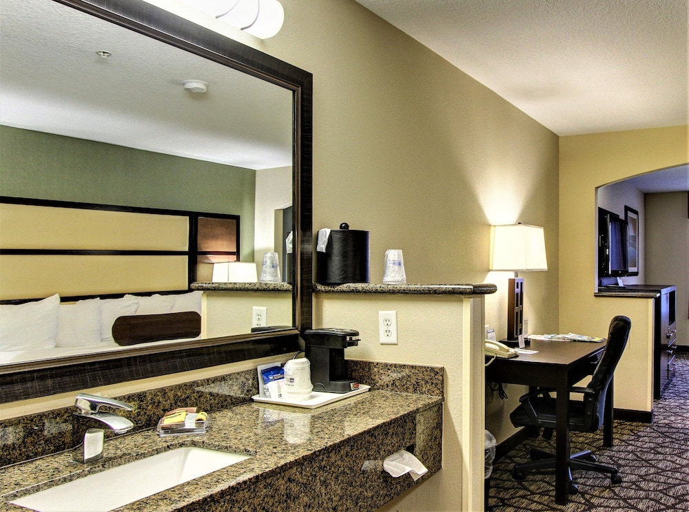 Best Western Plus Vancouver Mall Dr. Hotel & Suites 24/38