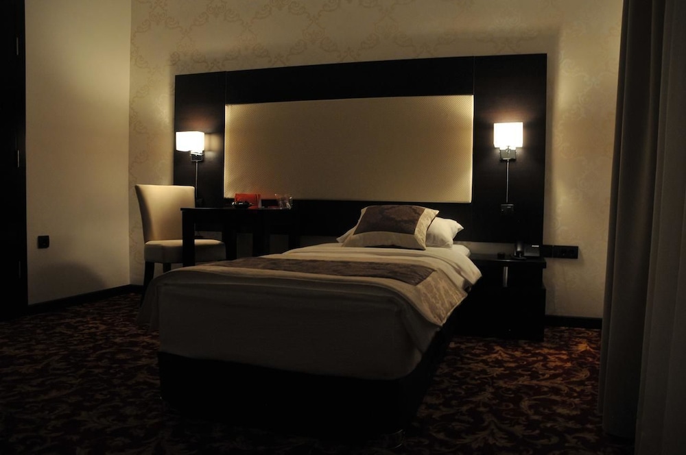ROOM, SINGLE