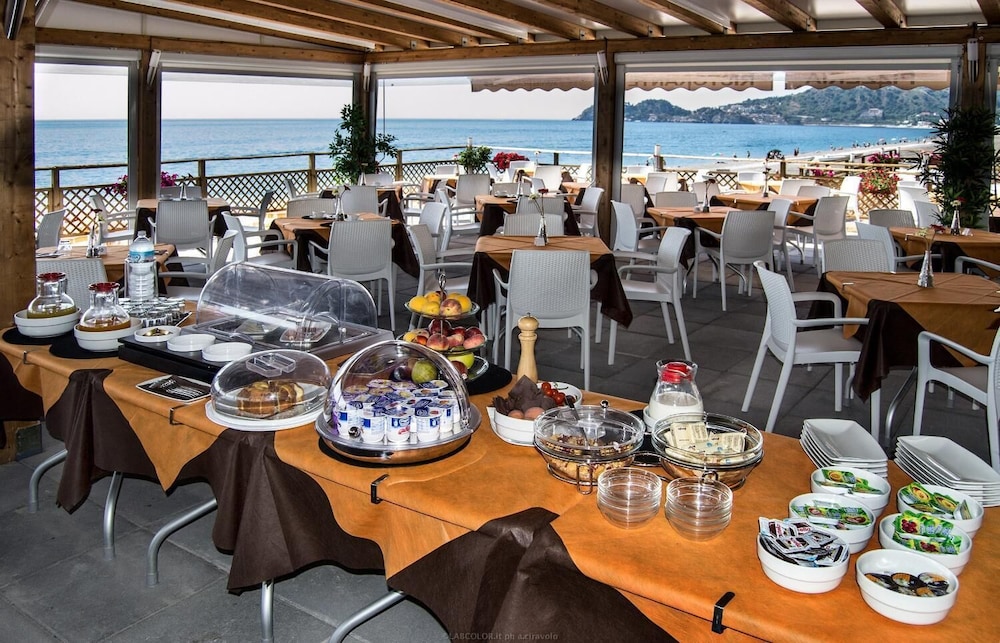 Maniel Beach Hotel 33/43