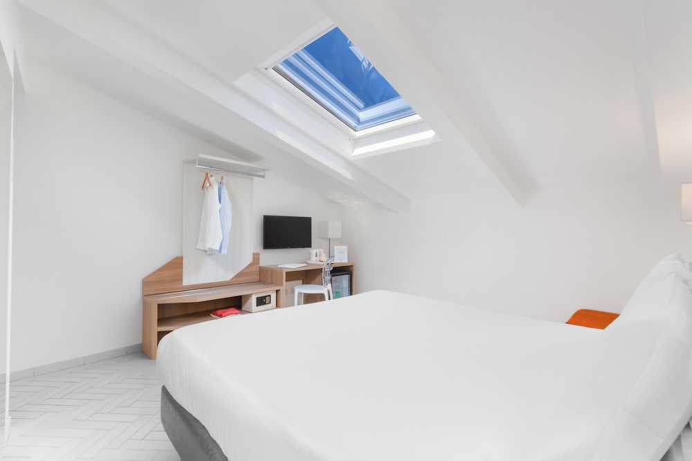 ROOM, DOUBLE OR TWIN BED, ATTIC