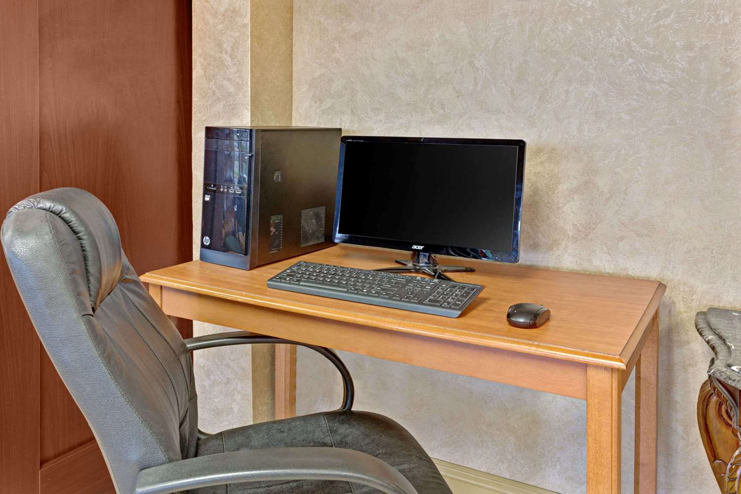 Ramada By Wyndham Baltimore West 6/10