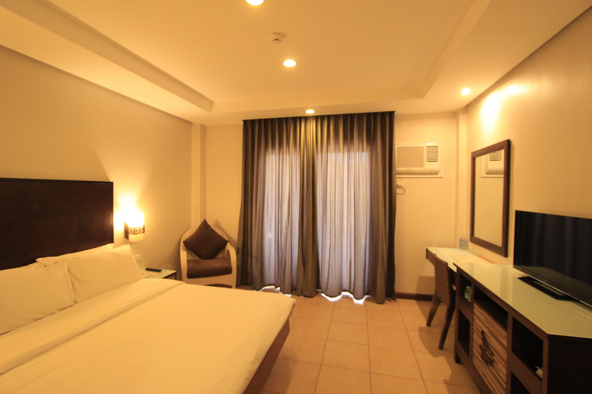 SUPERIOR, QUEEN BED, POOL VIEW