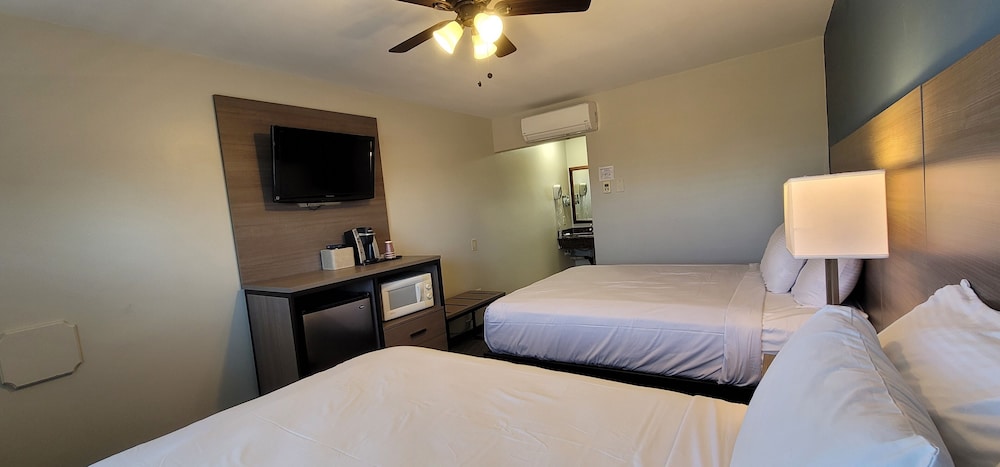 Beachwalker Inn and Suites 23/50